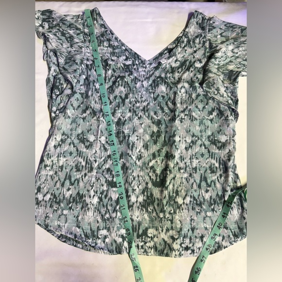 LIVERPOOL Green and white abstract print flutter sleeve V neck top size S. - Picture 13 of 13